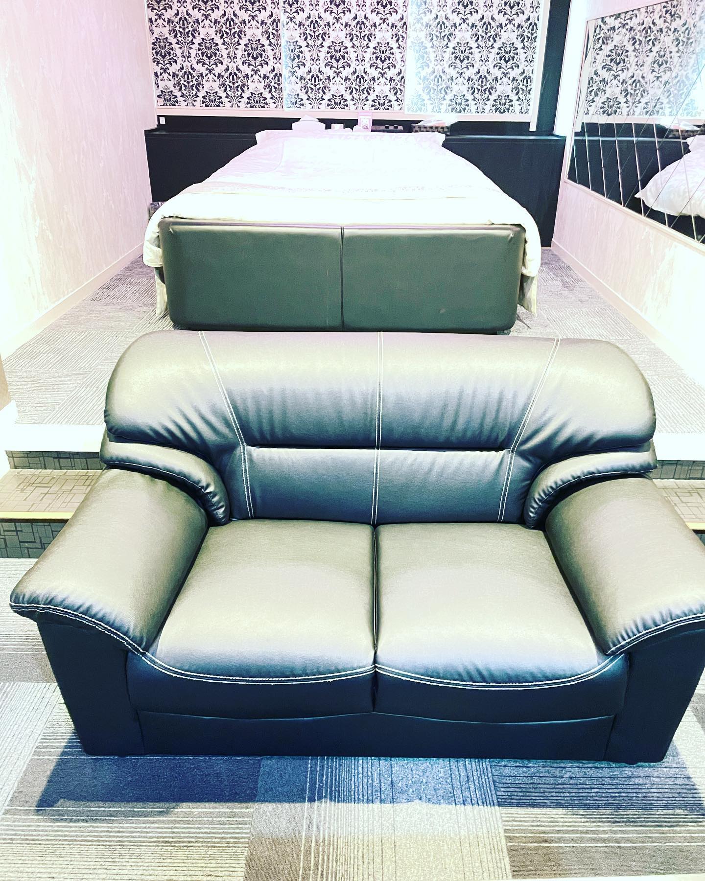  110号室のソファーを新しくしました#蒲郡市ホテル#コロナ対策ホテル#ラグーナ蒲郡近く#格安ホテル - ホテル プチエンゼル 蒲郡