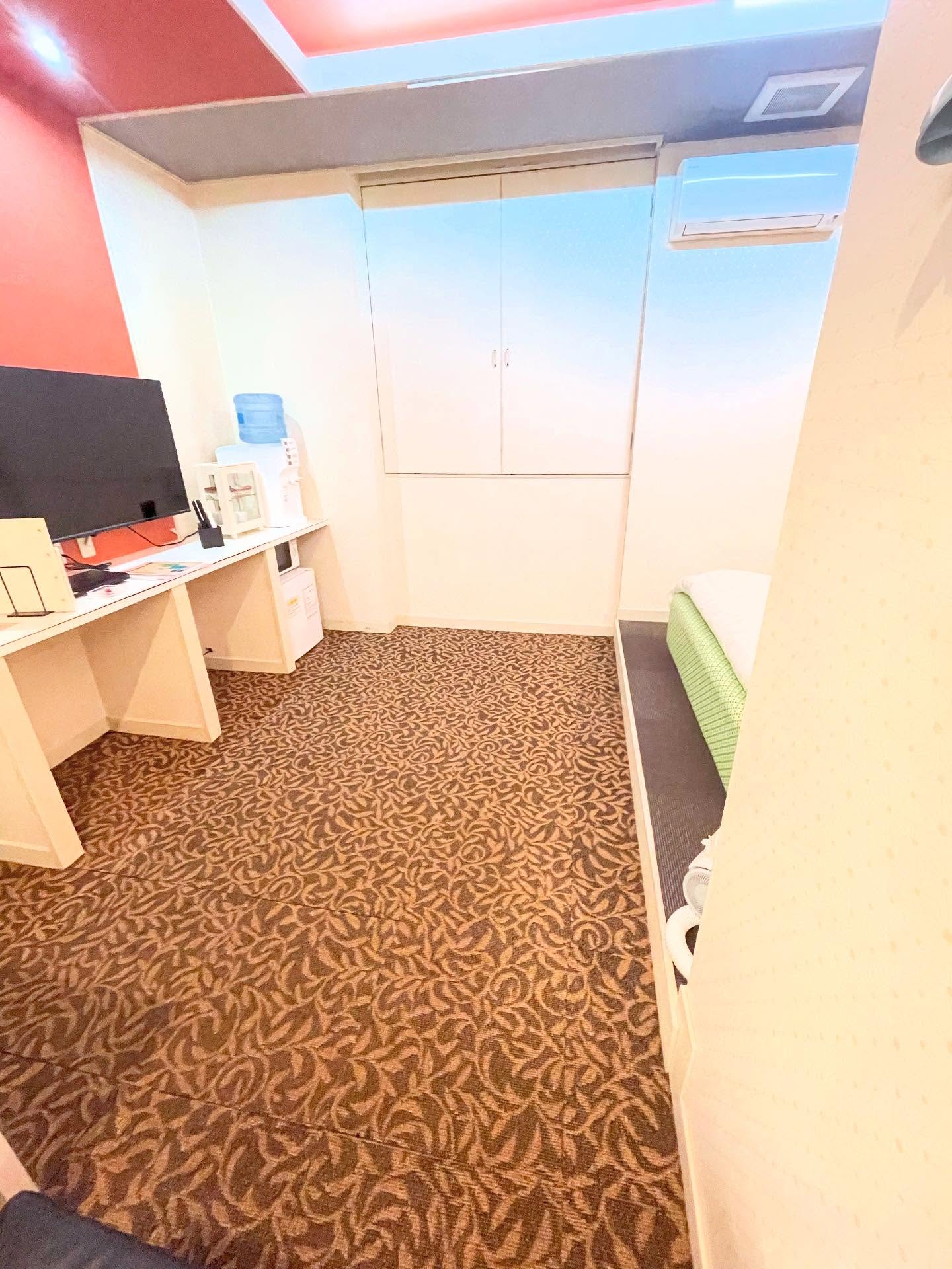 岩風呂で人気の104号室のカーペットをリニューアル致しましたご利用お待ちしております#蒲郡#ラグーナ蒲郡#ラグーナテンボス#ラブホ#竹島 - ホテル プチエンゼル 蒲郡 – Posted from Instagram